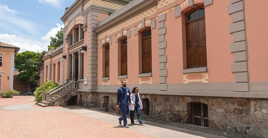 Atención 24/7 y Enfoque en el Adulto Urgencias médicas