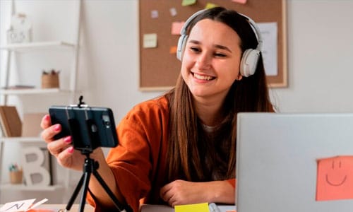 carreras virtuales chica joven sonriente estudia desde su casa