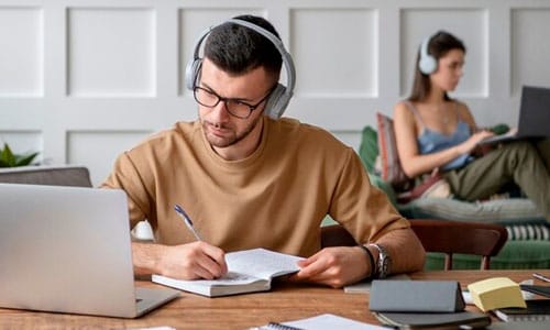 carreras virtuales joven universitario estudia desde casa