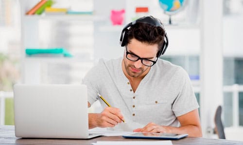 carreras virtuales joven ejecutivo estudia desde su oficina