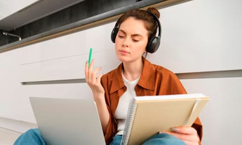 carreras virtuales una mujer joven que estudia desde su casa